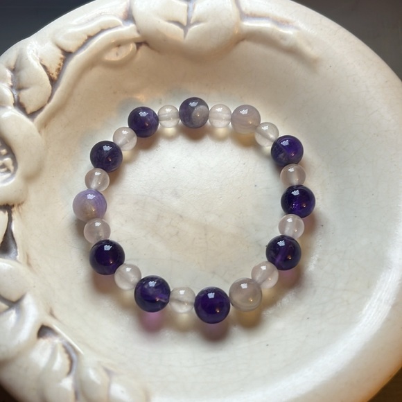 Handcrafted bundle of two amethyst and Flourite stretch bracelets 6 inch - Picture 2 of 3